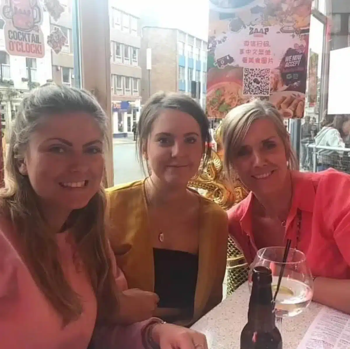 พี่สาวทั้งสองและแม่ของพวกเธอร่วมกันวางแผนอันโหดร้ายเพื่อทำให้เหยื่อผู้เคราะห์ร้ายซึ่งไม่เปิดเผยชื่อต้องอับอายขายหน้า