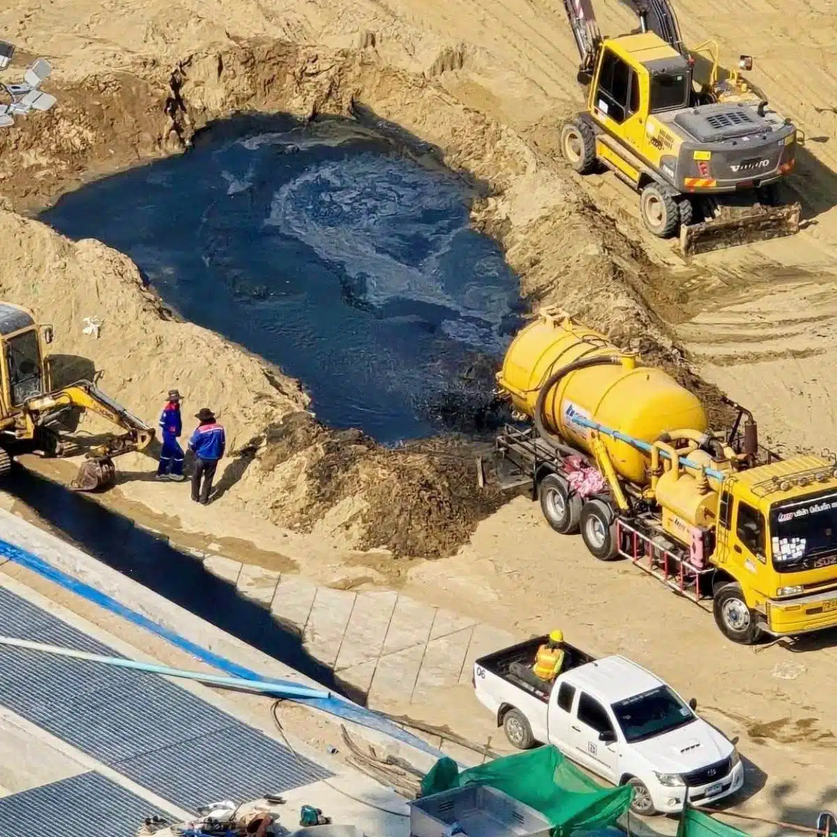 การปล่อยน้ำสีดำลงสู่ทะเลบริเวณ ชายหาดจอมเทียน เมืองพัทยา จังหวัดชลบุรี