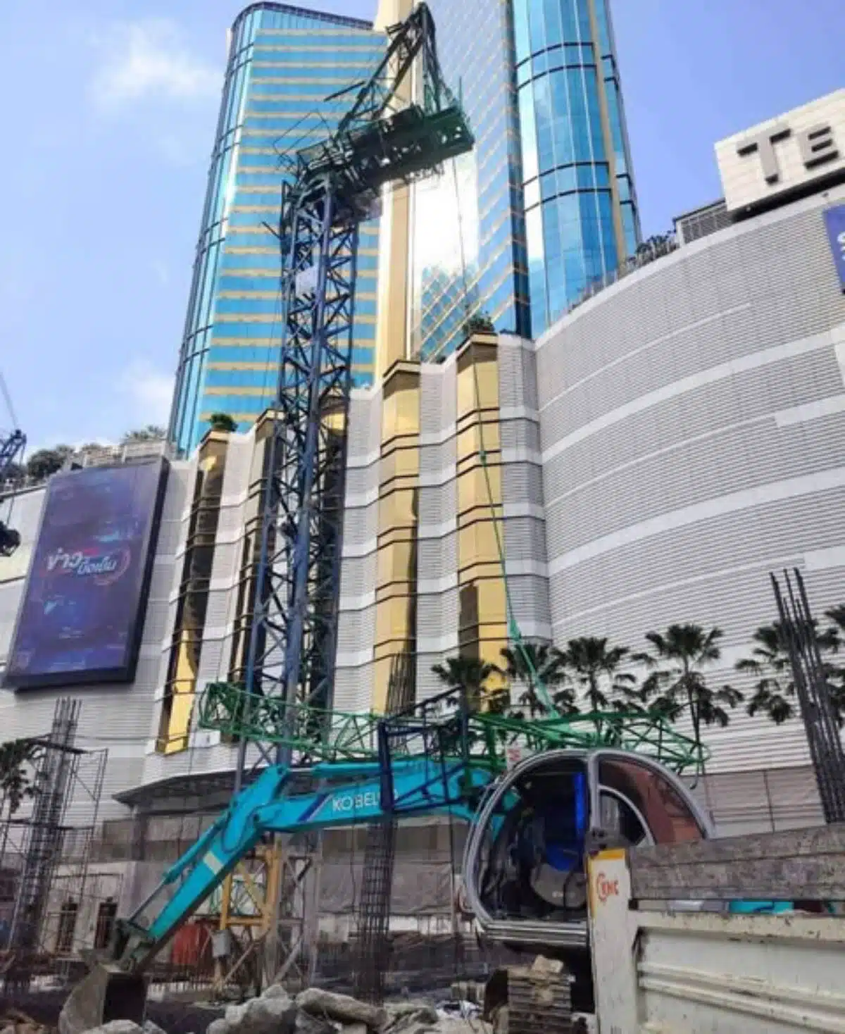 ระทึกขวัญกลางดัดฟ้าอโศก! แขนทาวเวอร์เครนหักฟาดคนงานดับพ้นขีดอันตรายแต่เจ็บสาหัส 2 ราย