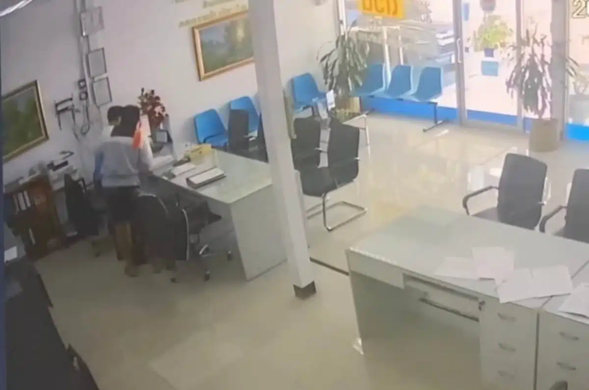 ตำรวจยังไม่ปักใจเชื่อคำให้การทั้งหมด โดยเฉพาะประเด็นที่อ้างว่านำเงินที่ชิงไปโยนทิ้งระหว่างทาง