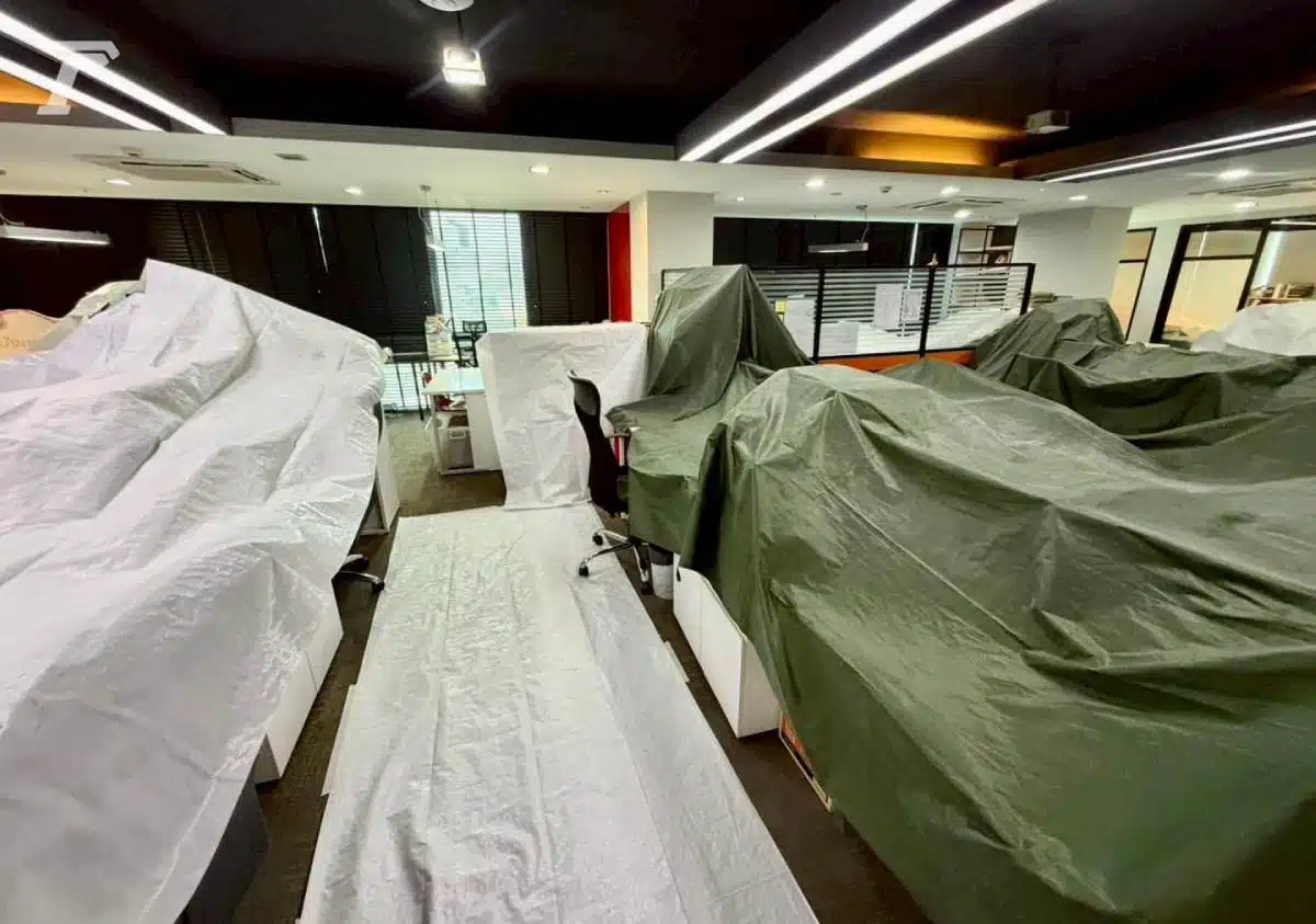 นายพริษฐ์ ระบุว่า ชั้น 4 ถูกใช้เป็นสถานที่สำหรับทำงานของพนักงานประจำของพรรคประชาชน อาทิ ฝ่ายบัญชีและฝ่ายกฎหมาย แต่ปัจจุบันมีการนำผ้าใบมาคลุมโต๊ะทำงานเอาไว้