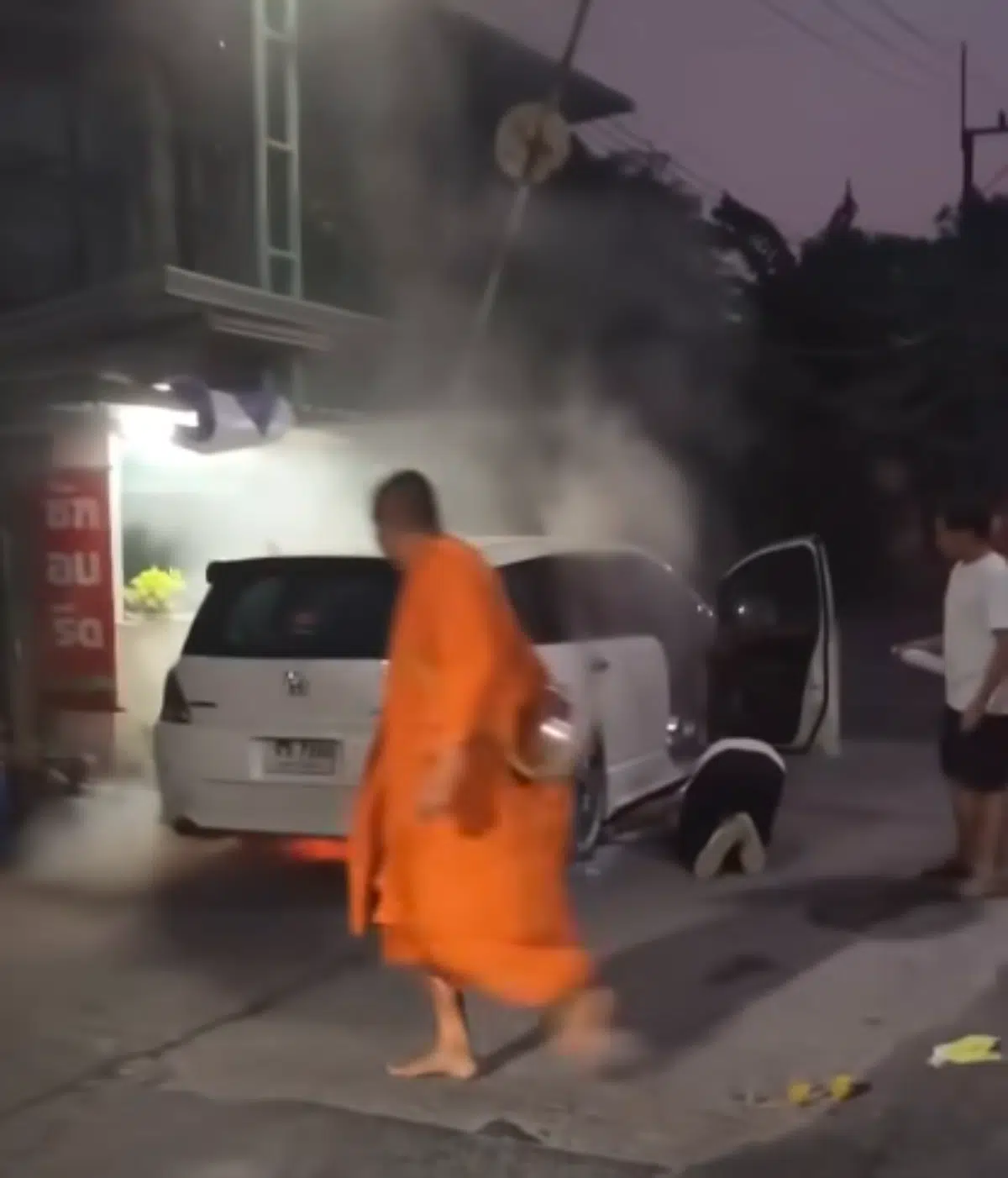 พระช่วยด้วย! คลิปไวรัลเผยภาพฮีโร่ผ้าเหลืองเข้าสยบเพลิงไหม้