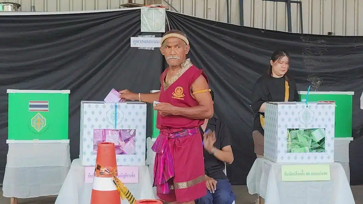 มูลเหตุแห่งการขี่ม้ามาคูหา ครูเที่ยงตอบด้วยน้ำเสียงซื่อตรงทว่าเจ็บแสบว่า "ประหยัดน้ำมัน" ในยุคที่ค่าครองชีพพุ่งสูงพ้นเพดานบินเช่นนี้