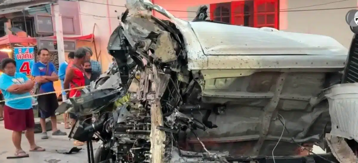รถกระบะพุ่งชนเสาไฟฟ้า เสียชีวิต 5 ราย บาดเจ็บอีกหลายราย
