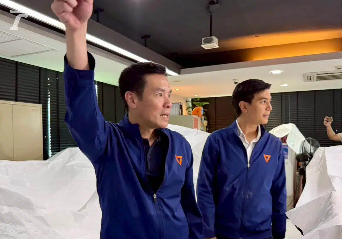 กิตติชัย เตชะกุลวณิชย์ รองหัวหน้าพรรคประชาชน และนายพริษฐ์ วัชรสินธุ โฆษกพรรคประชาชน นำคณะสื่อมวลชนเข้าไปตรวจสอบพื้นที่ชั้น 3 และชั้น 4