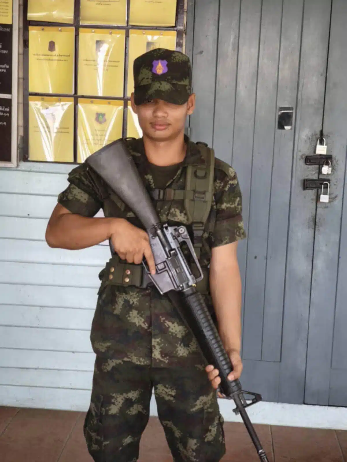 พลทหารเพชรรัตน์กําลังยิ่ง