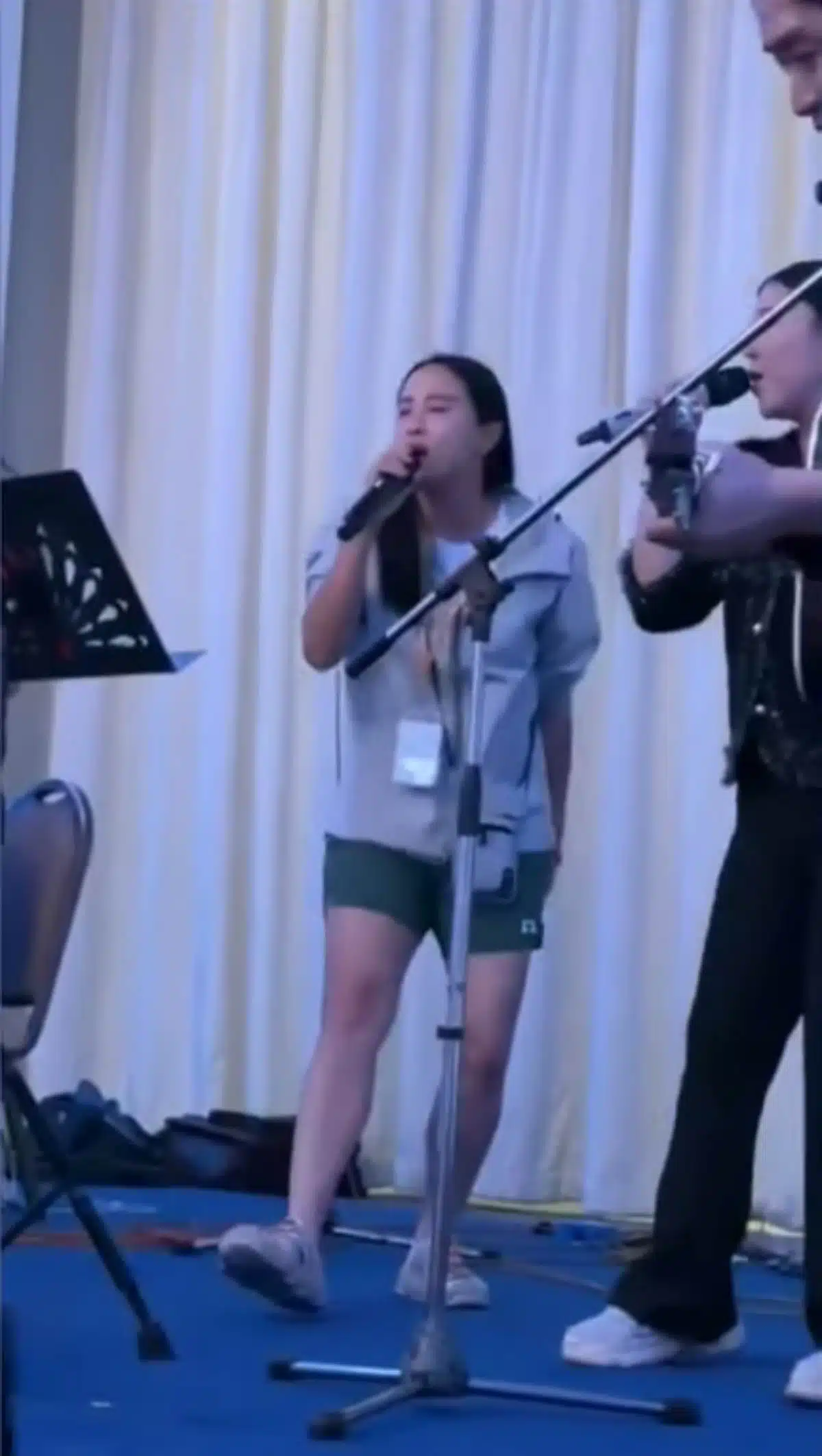 รักชนกศรีนอกร้องเพลงแสงสุดท้าย บอร์ดี้สแลม