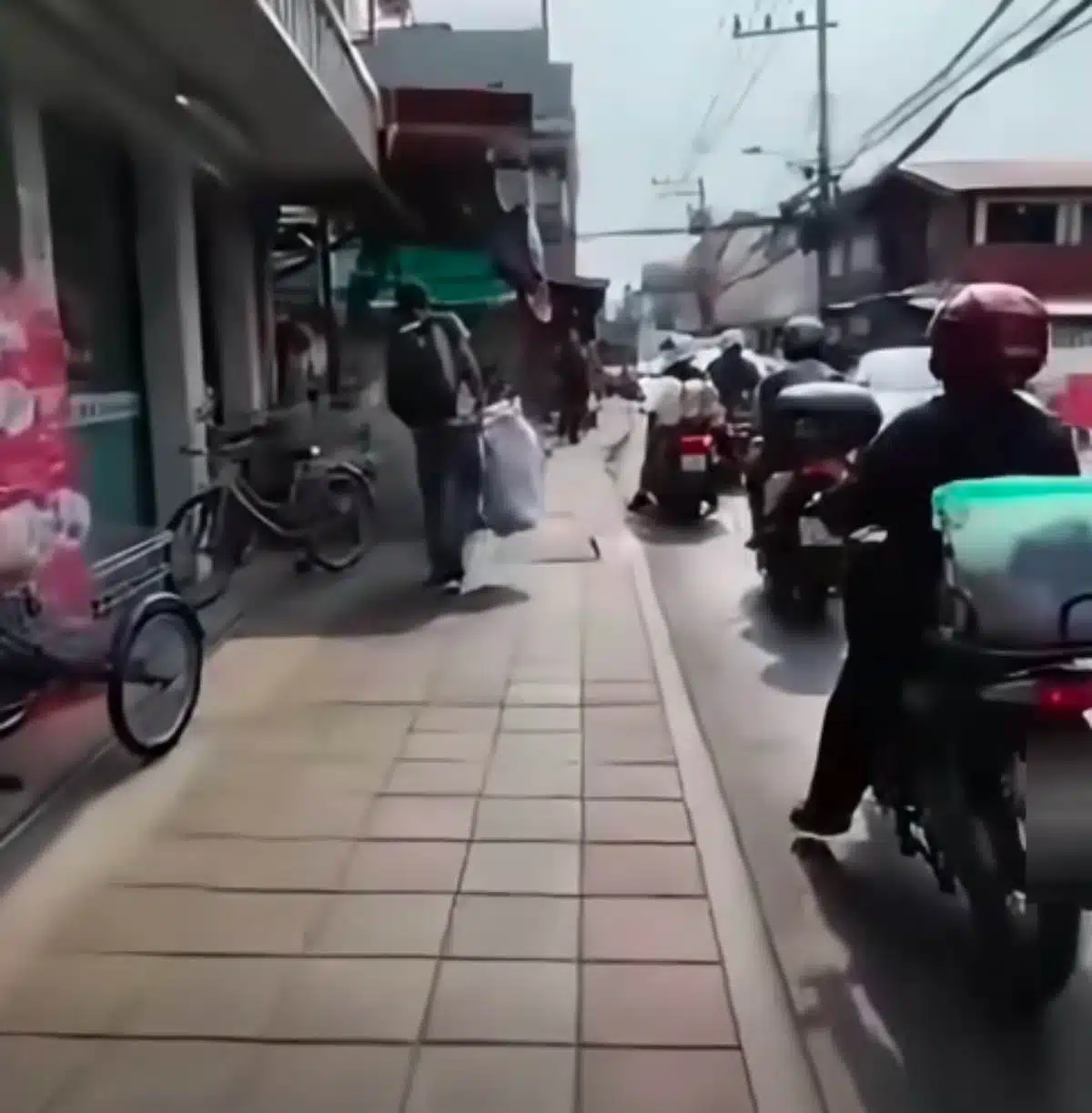 คนขี่รถผิดกฎหมายบนทางเท้า คุกคามคนเดินถนนเหตุ "ไม่ยอมหลบทาง"