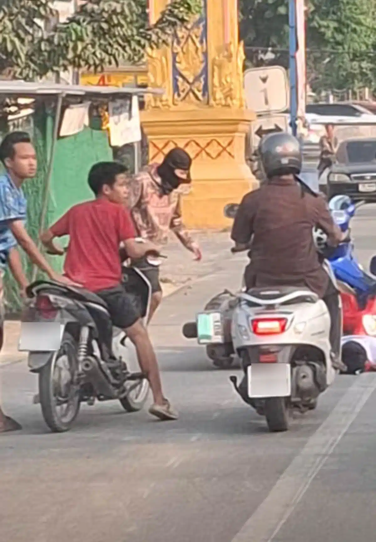 เปิดศึกปะทะกันบริเวณถนนโรจนะ ช่วงก่อนตัดเข้าถนนพหลโยธิน พื้นที่อำเภอวังน้อย จนมีผู้ได้รับบาดเจ็บสลบเหมือดคาที่