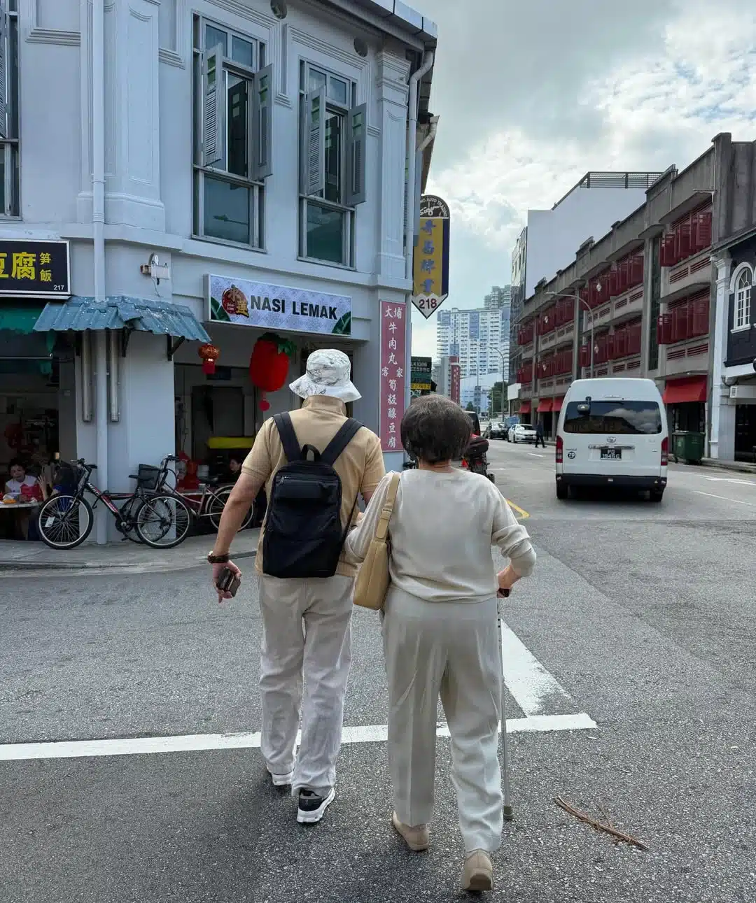 นีโน่ เมทนี และ คุณแม่เดินทางไปสิงคโปร์-3