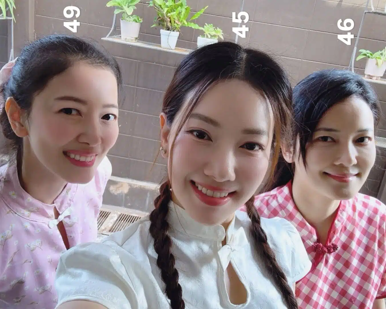 นุ่น วรนุช ร่วมเฟรมพี่สาวทั้ง 2 คนในวันตรุษจีน ชาวเน็ตอึ้งหลังเห็นเลขอายุแต่ละคนที่เขียนไว้ บอกเลยหน้าเด็กมาก -2