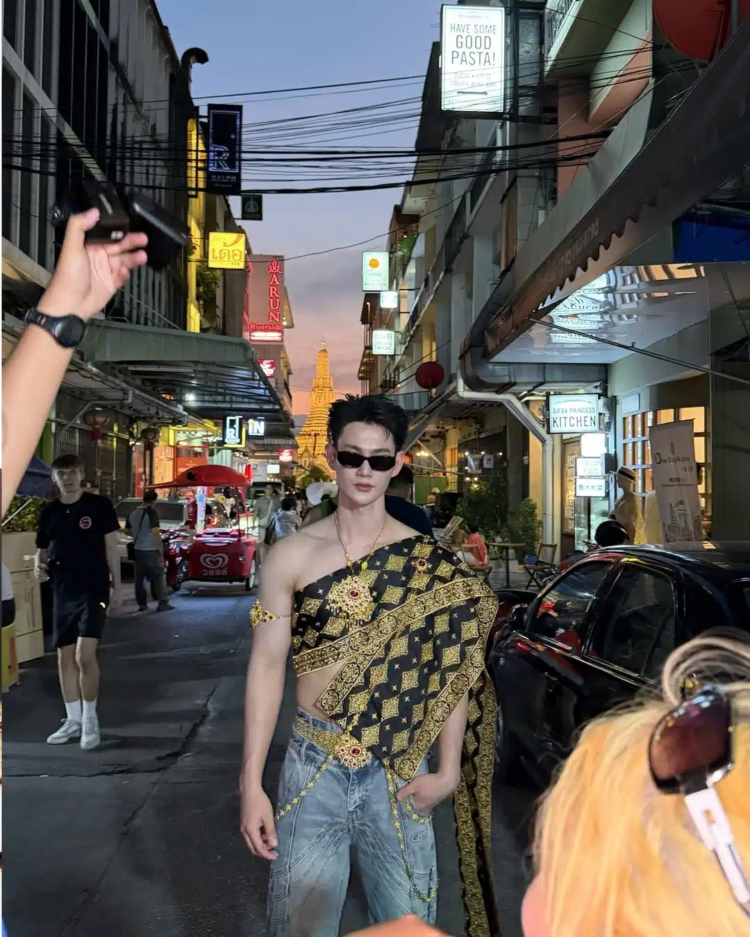 พาเวล ร่วมเทรนห่มสไบใส่ยีนส์-1