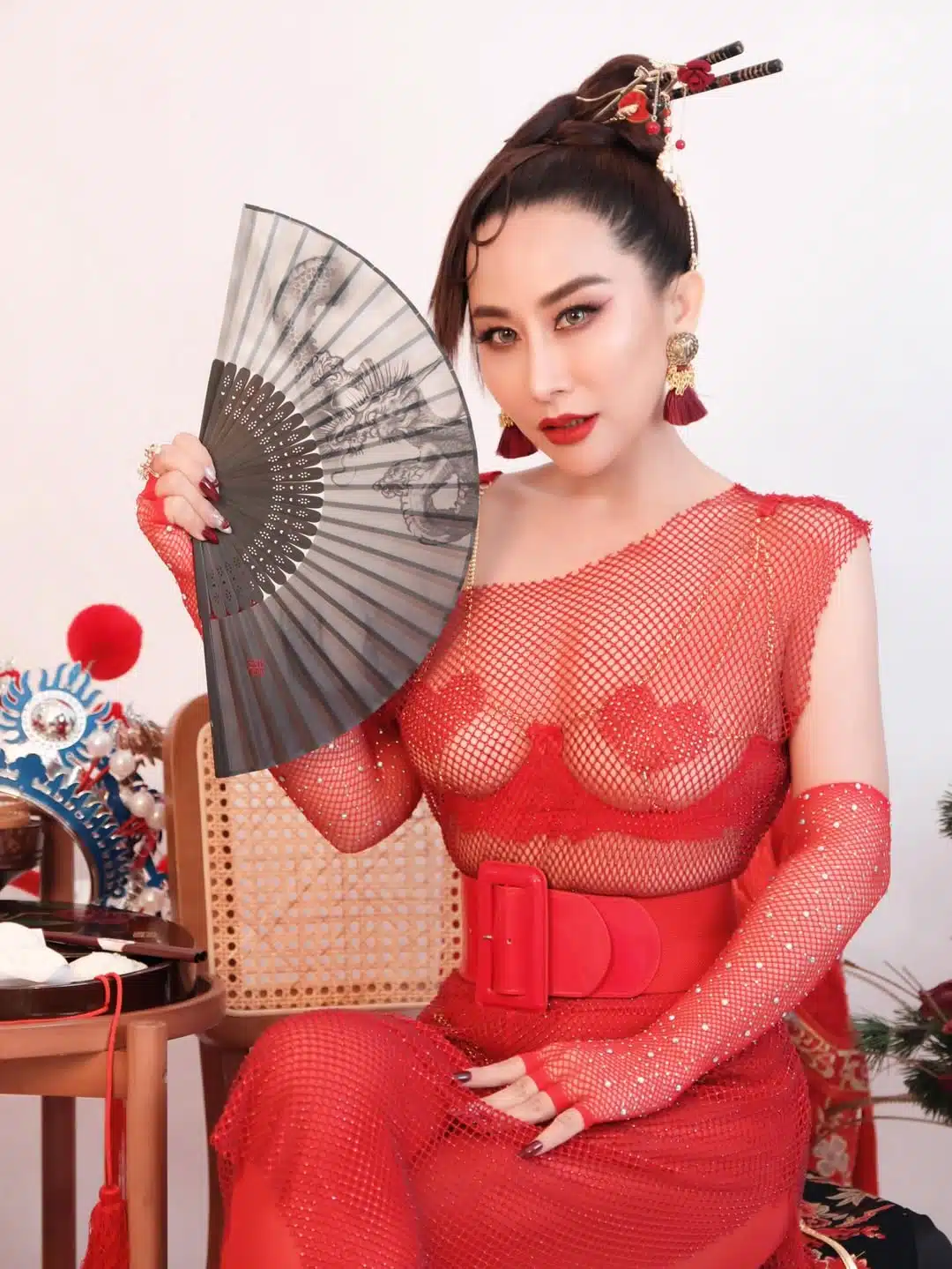 ลาล่า อวดร่างทองในวัยเลข 4 เสิร์ฟลุกส์อาหมวยชุดซีทรูแดงสุดแซ่บ ทำตะลึงทั้งโซเชียล-1