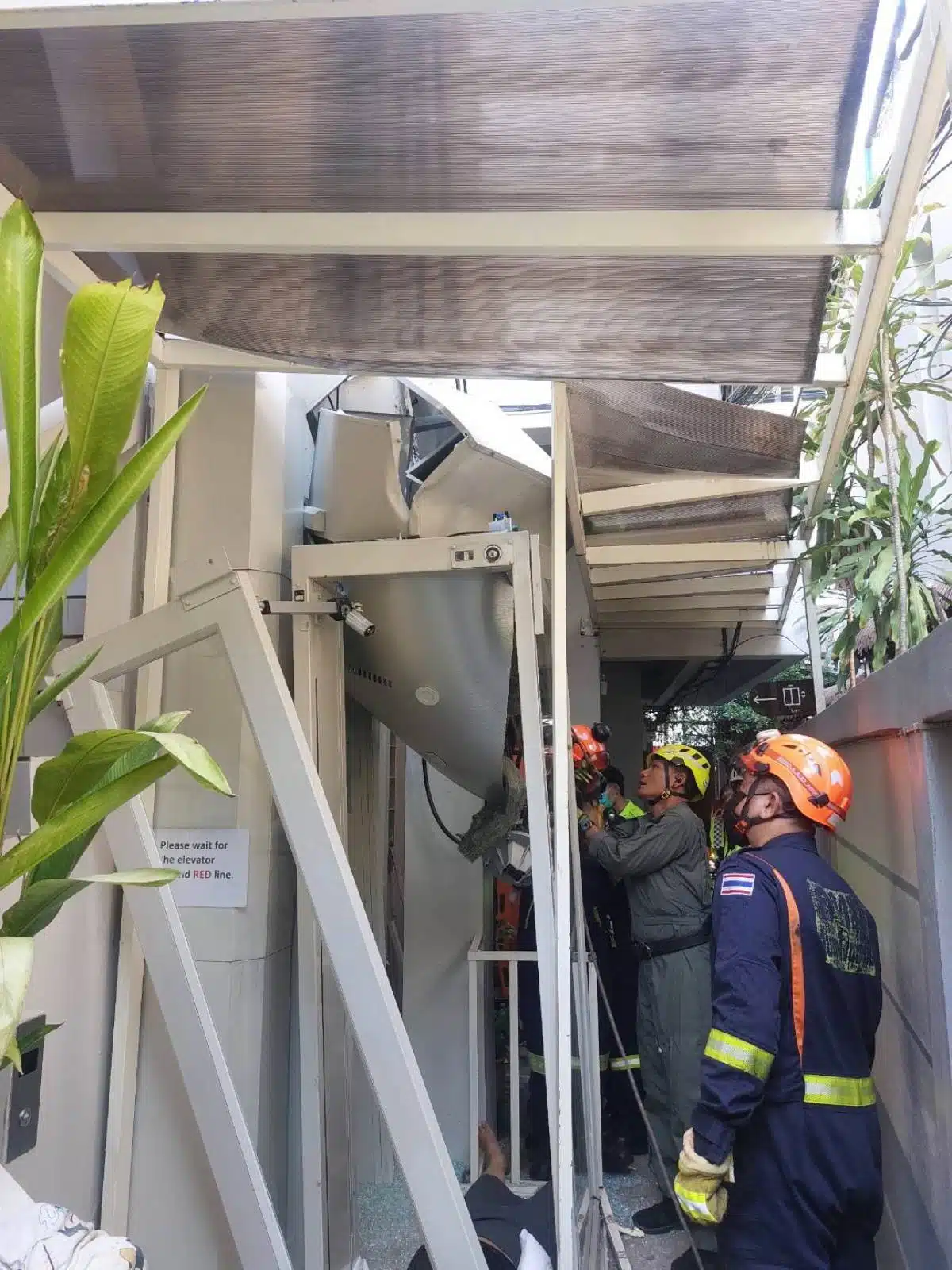 อุบัติเหตุลิฟต์ หญิงรอดชีวิตอย่างหวุดหวิดหลังลิฟต์พังเสียหายในอาคาร 5 ชั้น