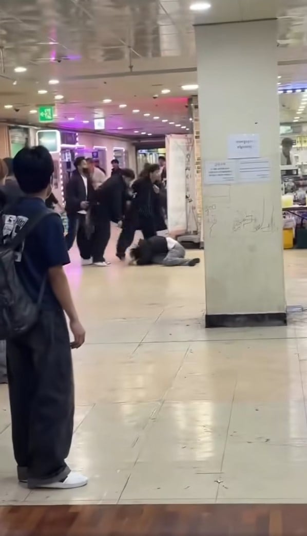 เหตุการณ์ชุลมุนเกิดขึ้นในโซนสินค้ากัมพูชาในห้างสรรพสินค้า