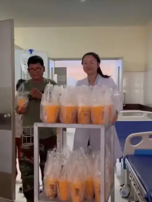 ขออาสายาใจกองทัพเขมร นำเครื่องดื่มชาไทย แจกจ่ายให้กำลังพลที่เข้ารับการรักษาโรคเบาหวาน