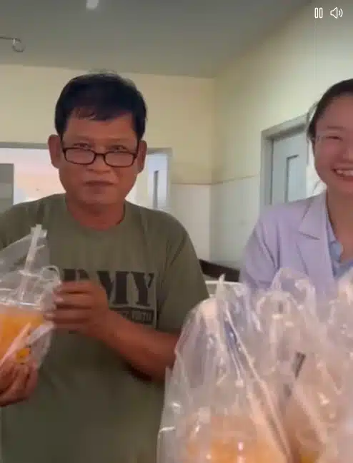 นายแพทย์สัก พันสี ลุงของ แพทย์หญิงเนียต วรรณี