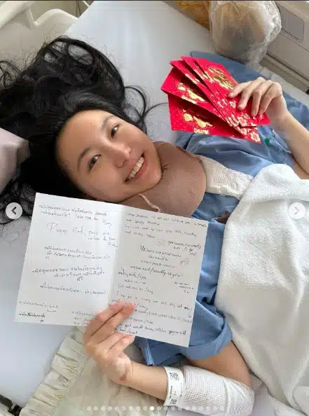 ร่างของคุณหมอขณะนอนตะแคงอยู่บนพื้นถนนหลังเกิดอุบัติเหตุรุนแรง