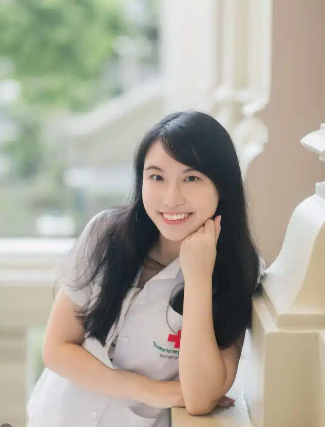 สัญญาณไฟจราจรสีแดงที่แยกอโศก สื่อถึงการฝ่าฝืนกฎจราจรที่เป็นสาเหตุของอุบัติเหตุ