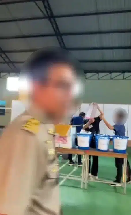 เจ้าหน้าที่หน่วยเลือกตั้งเขต 4 ห้ามประชาชนบันทึกภาพ