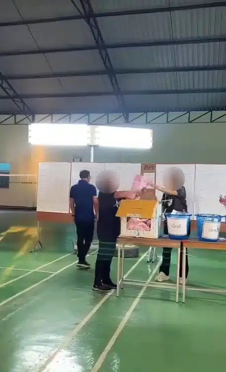 ชาวเน็ตเผยภาพเจ้าหน้าที่หน่วยเลือกตั้งเขต 4 รุมมุงบัตรดี-บัตรเสีย ห้ามประชาชนบันทึกภาพ
