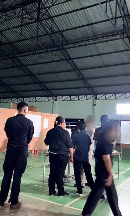 ชาวเน็ตเผยภาพเจ้าหน้าที่หน่วยเลือกตั้งเขต 4 รุมมุงบัตรดี-บัตรเสีย ห้ามประชาชนบันทึกภาพ 2