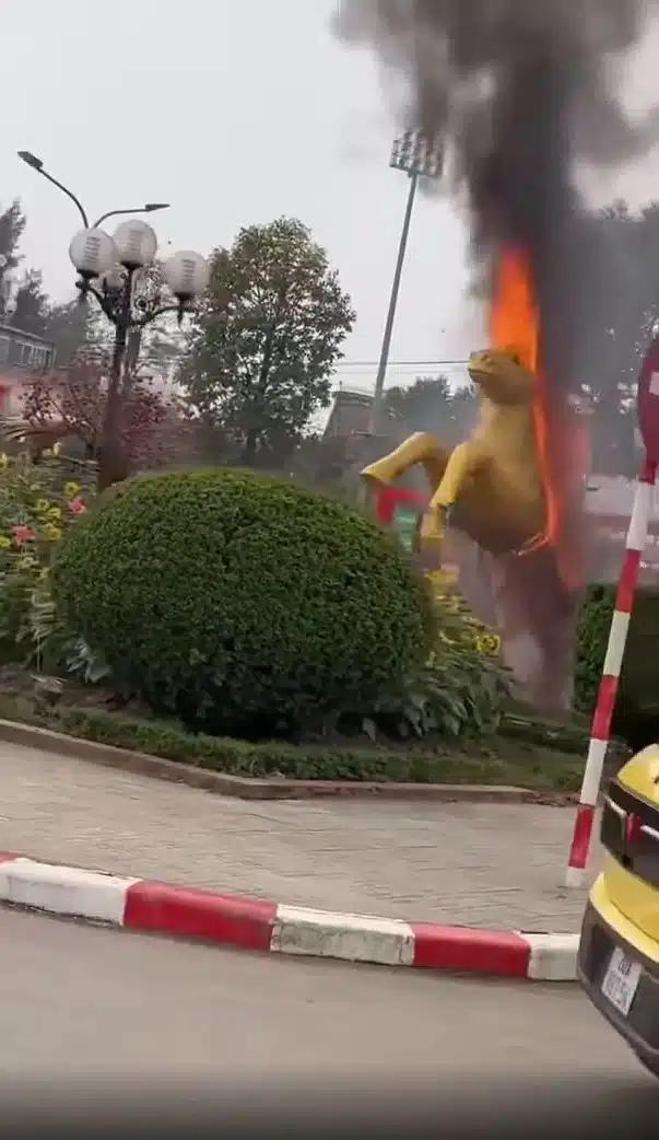 รูปปั้นม้ารบไฟไหม้