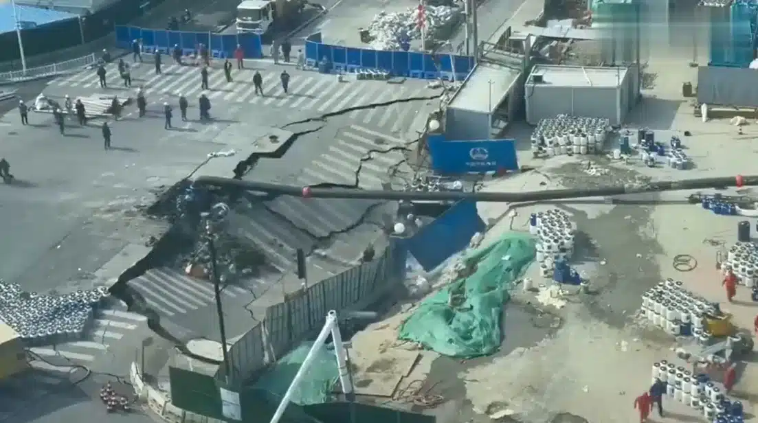 ถนนเซี่ยงไฮ้ยุบตัวเป็นหลุมยักษ์กลางแยกจราจร-4