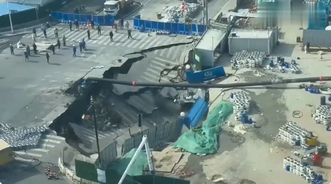 ถนนเซี่ยงไฮ้ยุบตัวเป็นหลุมยักษ์กลางแยกจราจร-5