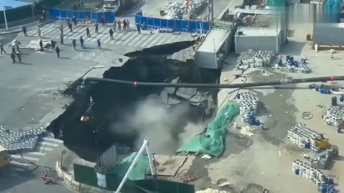 ถนนเซี่ยงไฮ้ยุบตัวเป็นหลุมยักษ์กลางแยกจราจร-3