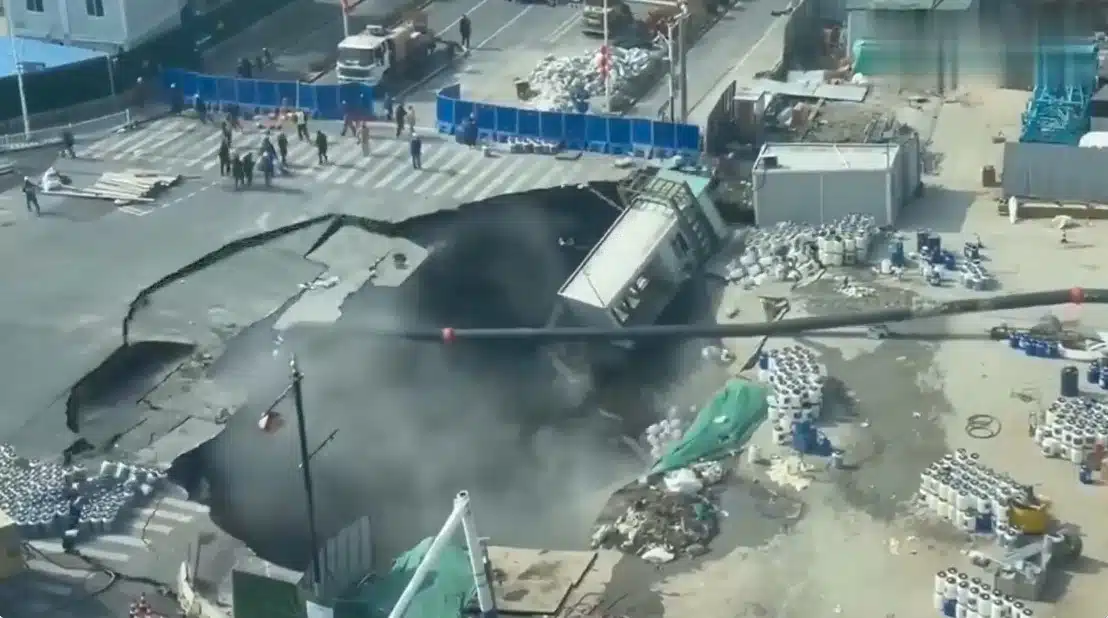 ถนนเซี่ยงไฮ้ยุบตัวเป็นหลุมยักษ์กลางแยกจราจร-2