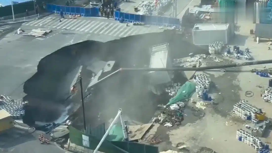 ถนนเซี่ยงไฮ้ยุบตัวเป็นหลุมยักษ์กลางแยกจราจร