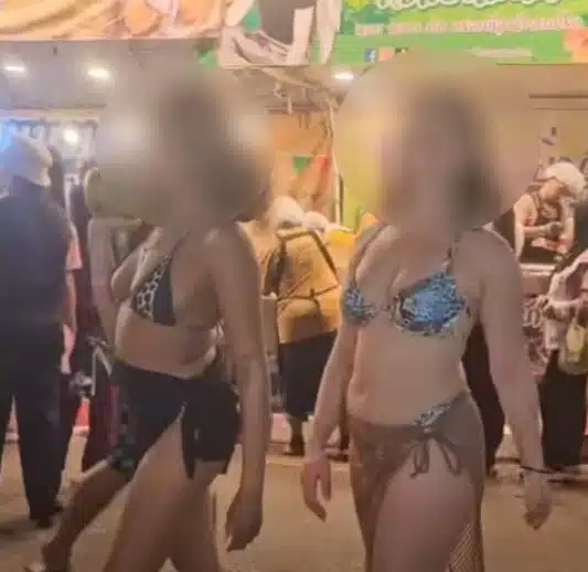 เสียงแตก นักท่องเที่ยวสาวใส่บิกินี่เดินงานวัดฉลอง