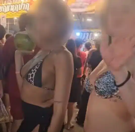 ชาวเน็ตถกสนั่น นักท่องเที่ยวต่างชาติสวมบิกินี่เดินงานวัด