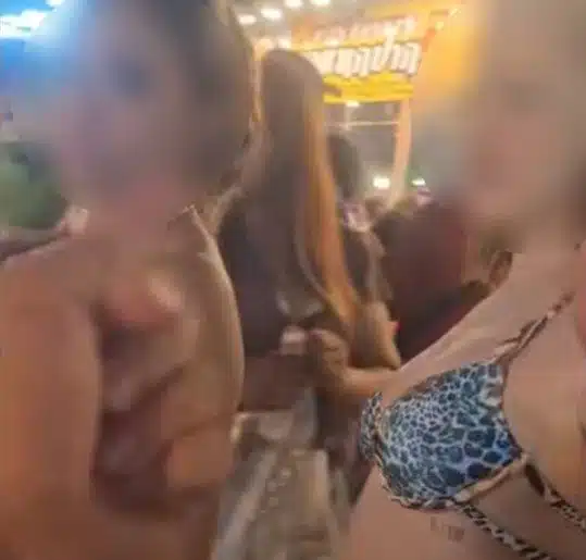 สองนักท่องเที่ยวต่างชาติสวมบิกินี่เดินงานวัดฉลอง จ.ภูเก็ต