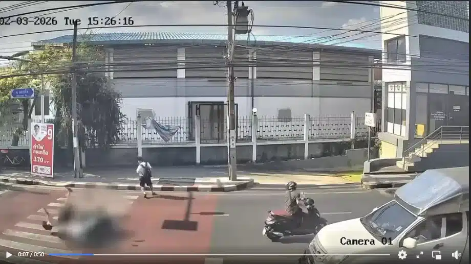 นักเรียนชายกระโดดหลบก่อนที่รถจักรยานยนต์จะชนเพื่อน