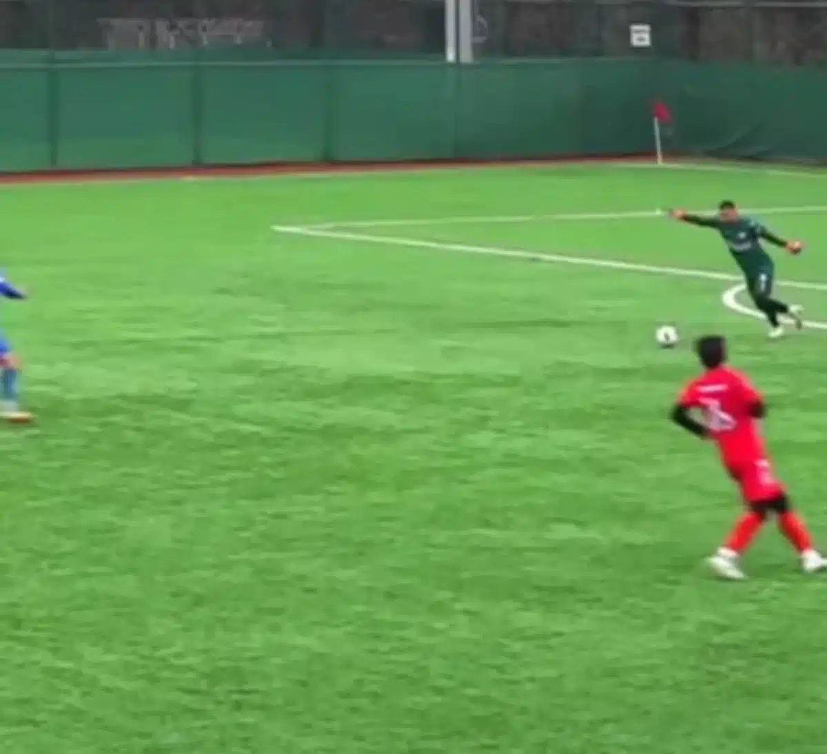 มูฮัมหมัด อูยานิก ผู้รักษาประตูทีมอิสตันบูล ยูร์ดุม เตะลูกฟรีคิกป้องกันประตูออกไปอย่างแรง แต่ลูกบอลเจ้ากรรมดันพุ่งไปปะทะกับนกนางนวล