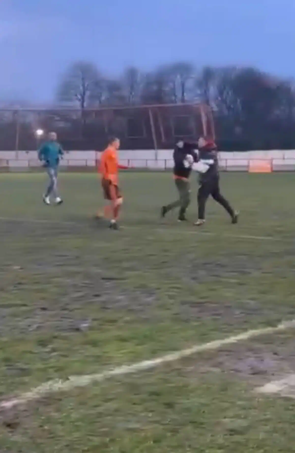 เหตุการณ์ความวุ่นวายนี้เกิดขึ้นหลังจากทีมเยือน Droylsden บุกมาเอาชนะเจ้าถิ่นไปได้ 2-0