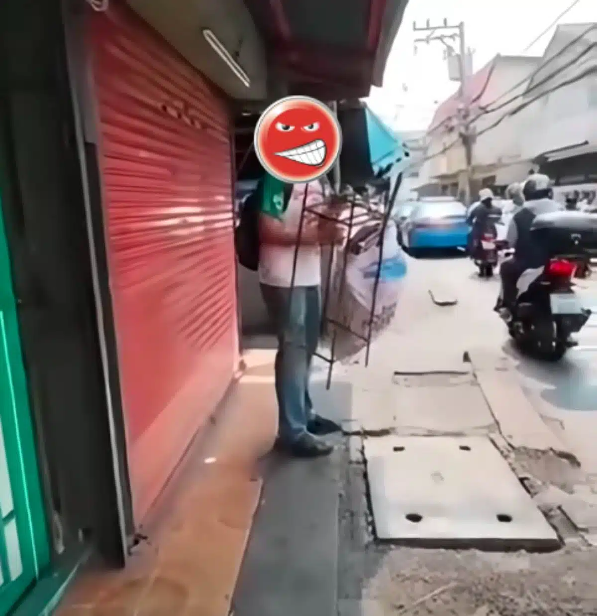 คนขี่รถบนทางเท้าด่าคนเดินถนน ชาวเน็ตจวกยับสิงห์นักบิด "จอมกร่าง"