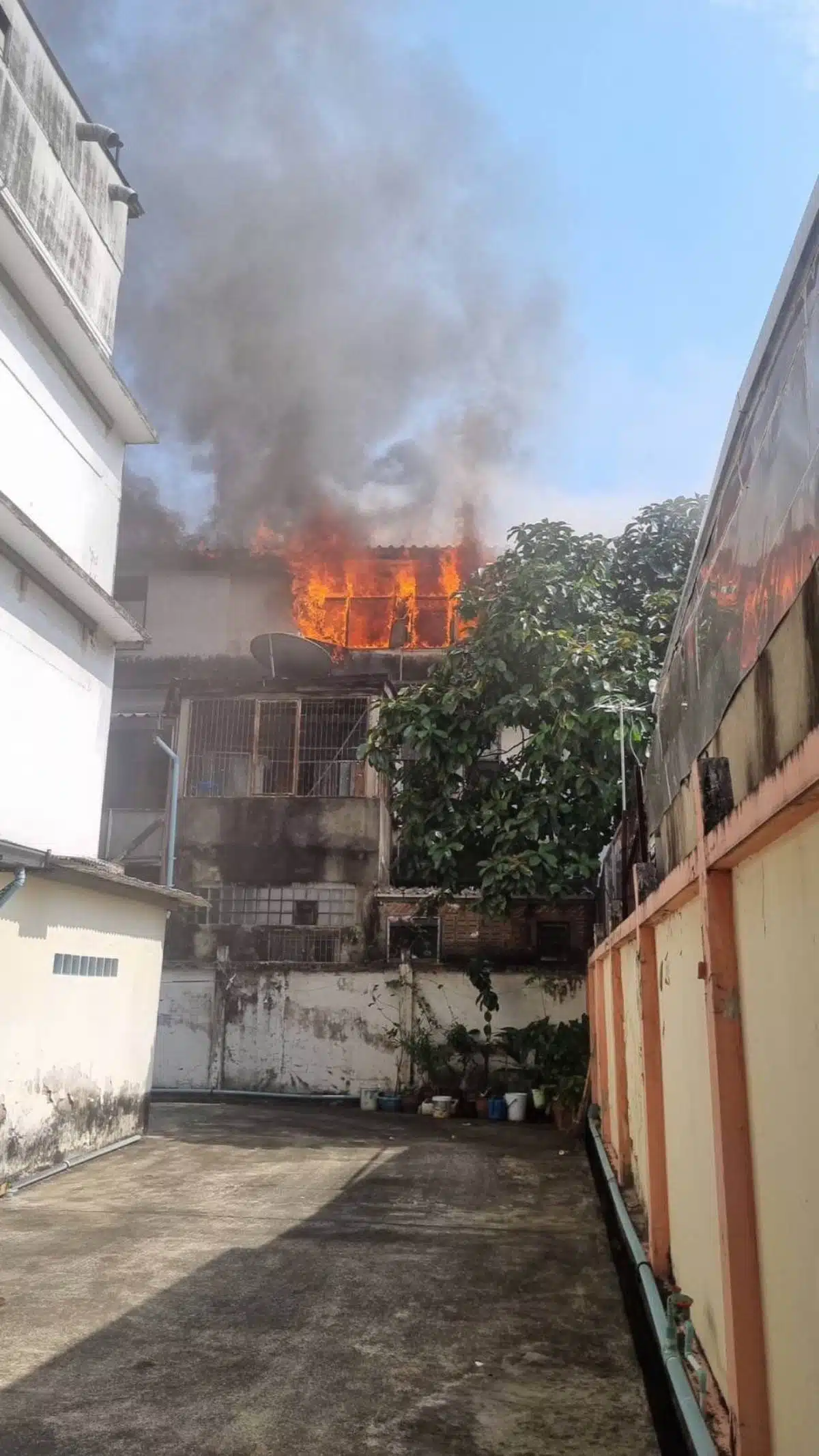 เกิดเหตุระทึกขวัญย่านสาทรเมื่อช่วงบ่ายที่ผ่านมา ศูนย์วิทยุพระราม 199 รับแจ้งเหตุเพลิงไหม้บ้านเรือนประชาชน ภายในซอยศรีบำเพ็ญ ถนนพระรามที่ 4 แขวงทุ่งมหาเมฆ เขตสาทร