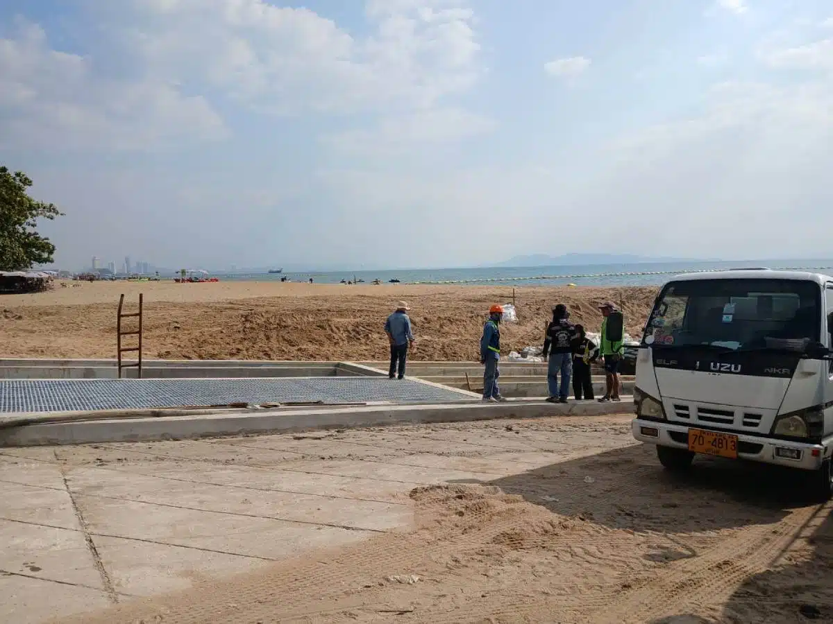 Pattaya’s 250M Disgrace Contractor Dumps Black Sludge on Public Beach