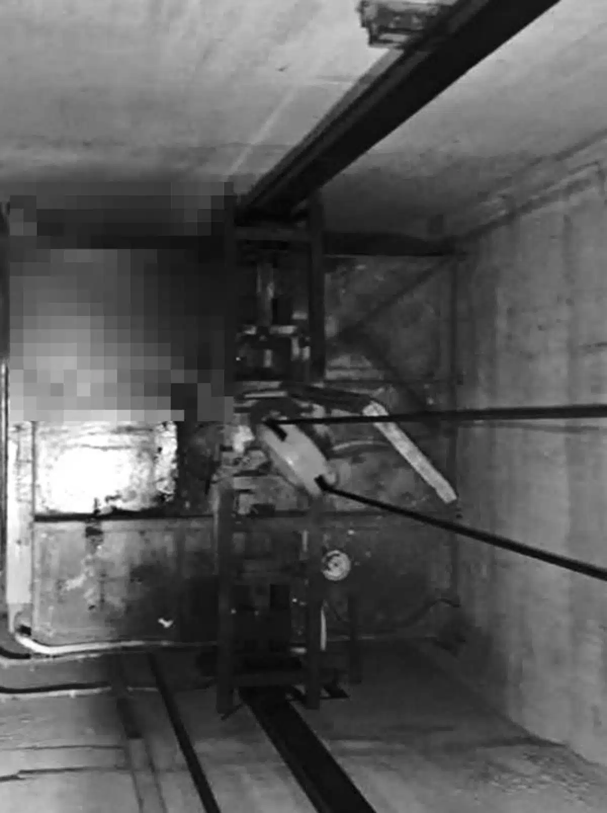 สถานที่เกิดเหตุพร้อมกับร่างของช่างซ่อมลิฟต์ที่พลัดตกประสบอบุัติเหตุจนเสียชีวิตในที่สุด