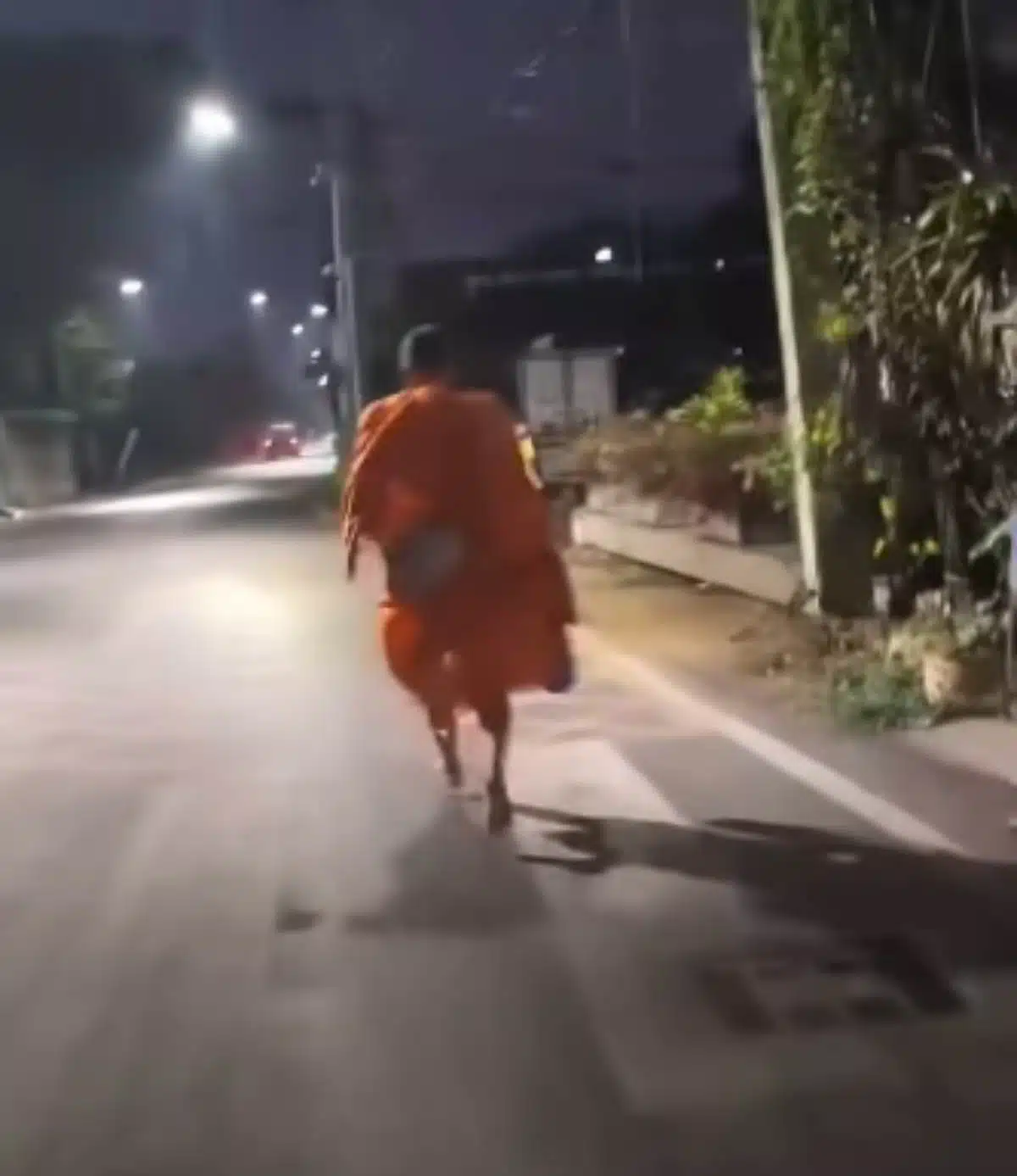 ครั้งหนึ่งเคยเป็นกู้ภัย ก็ยังคงเป็นกู้ภัย: หลวงพี่อดีตเจ้าหน้าที่กู้ชีพสู้ไฟไหม้รถ