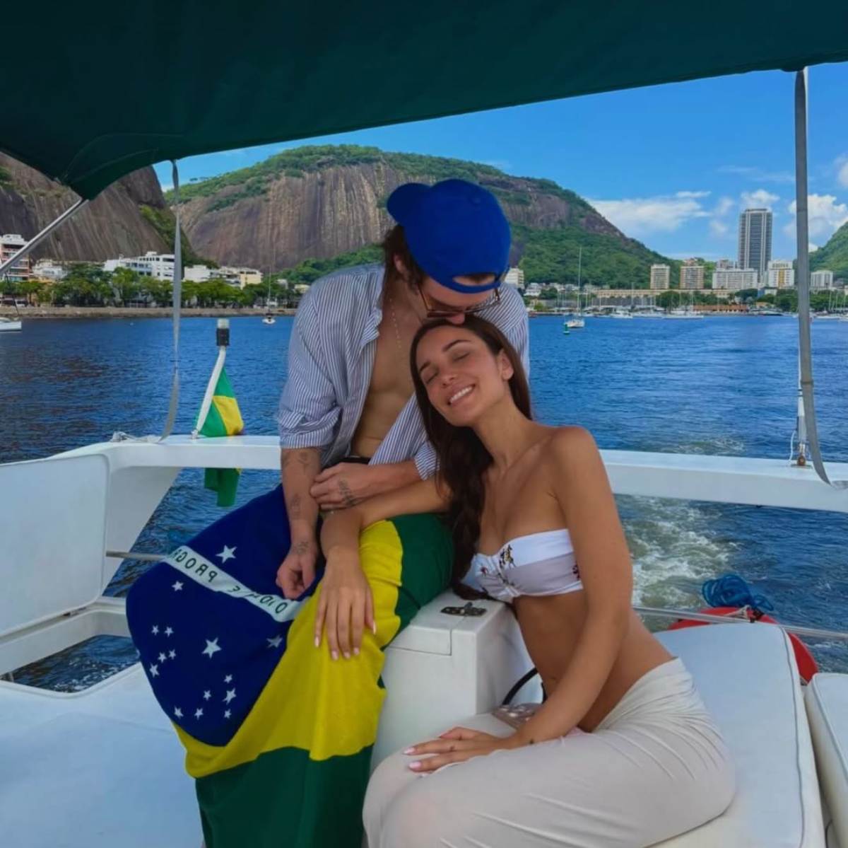 ครูซ จูบหน้าผากแฟนสาวบนเรือหรู พร้อมแคปชั่น "แจ๊คกี้ คุณคืออีกครึ่งหนึ่งของผม ผมรักคุณสุดหัวใจ"