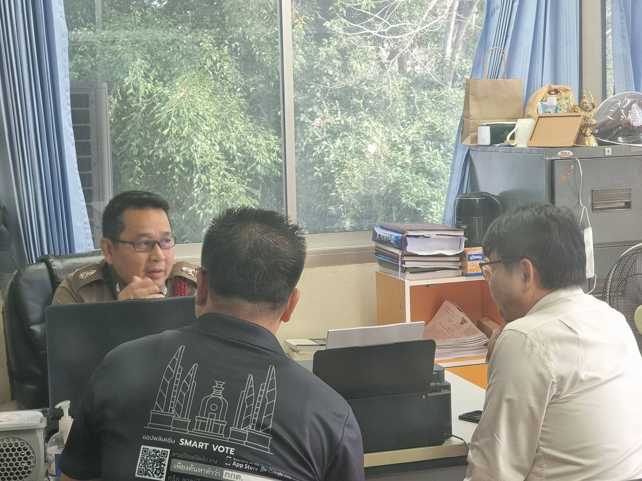 นายทองเนตร ดูใจ ผอ.กกต.ลำปาง เดินทางเข้าแจ้งความที่สถานีตำรวจ