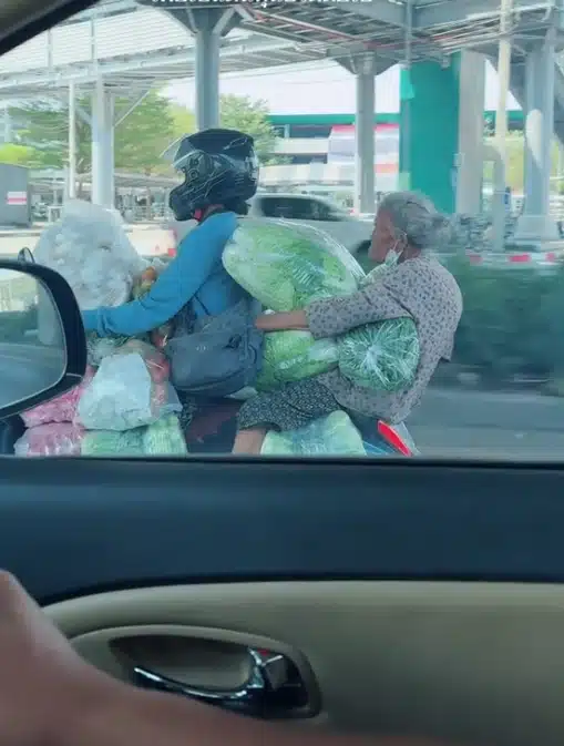 คลิปไวรัล คุณยายขนผักสด ซ้อนจยย. หวิดร่วงกลางทาง พลังโซเชียลแห่อุดหนุน ถุงละ 20 บาท-2