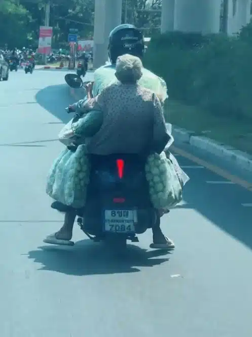 คลิปไวรัล คุณยายขนผักสด ซ้อนจยย. หวิดร่วงกลางทาง พลังโซเชียลแห่อุดหนุน ถุงละ 20 บาท