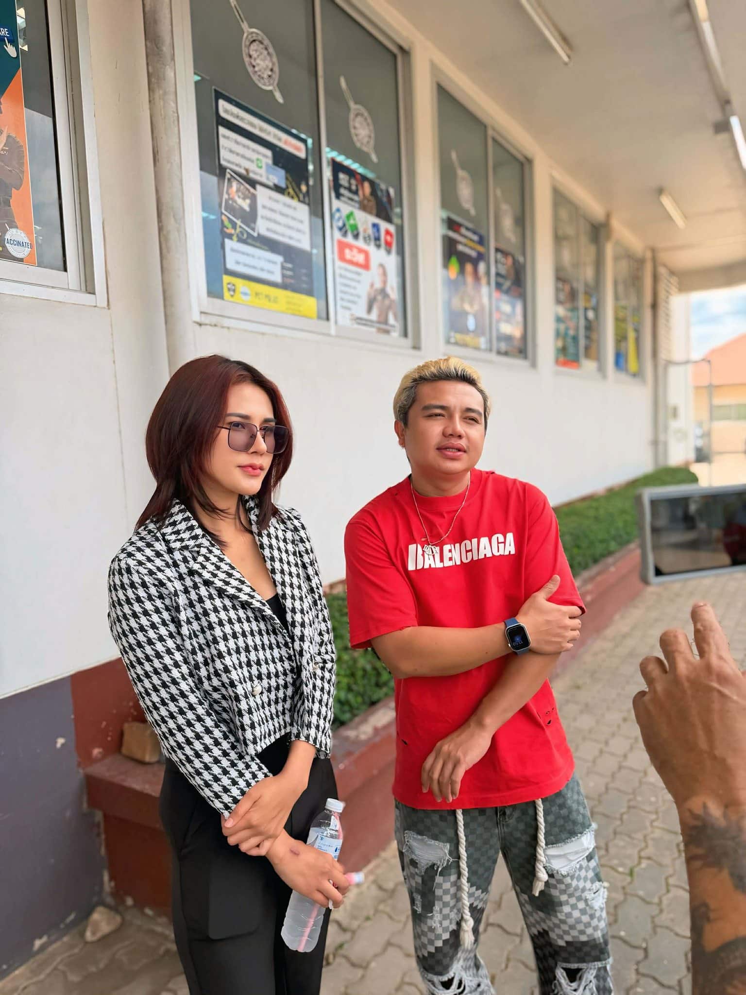 คืนดีกันแล้ว ครูไพบูลย์ จูงมือแฟนสาว ขึ้นโรงพัก ถอนแจ้งความข้อหาทำร้ายร่างกาย-1