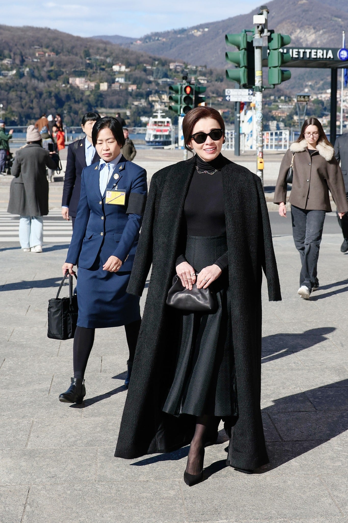 ทรงพระสิริโฉม พระราชินี ฉลองพระองค์เซ็ตสูทผ้าไหมไทยสีดำเรียบหรู เสด็จฯ เยือนอิตาลี-1