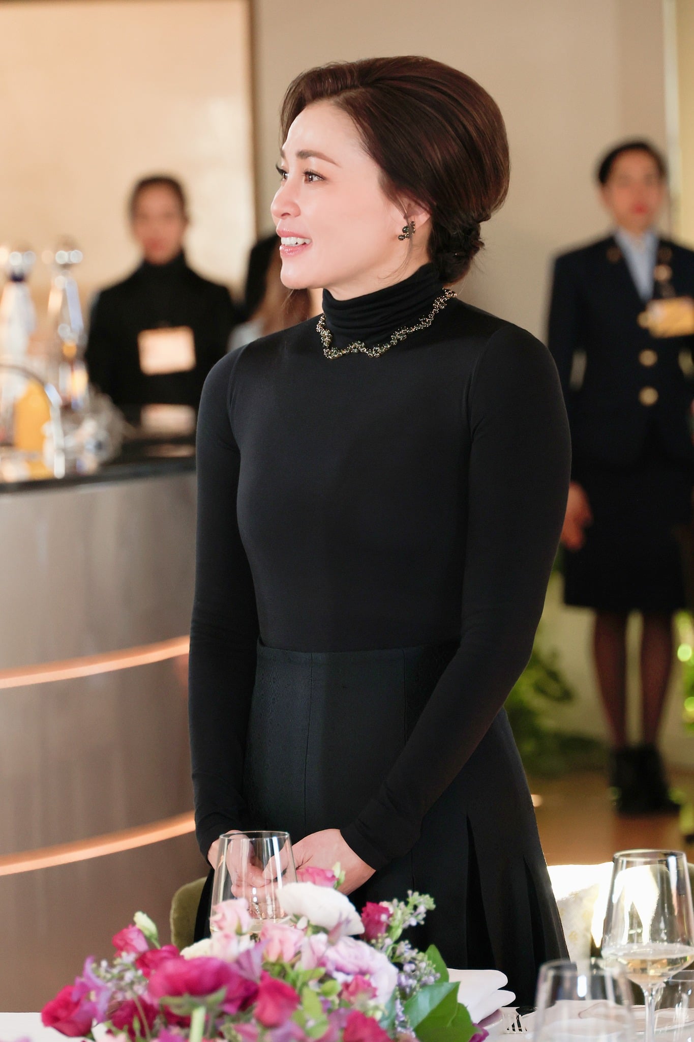 ทรงพระสิริโฉม พระราชินี ฉลองพระองค์เซ็ตสูทผ้าไหมไทยสีดำเรียบหรู เสด็จฯ เยือนอิตาลี-3